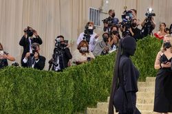 Kim Kardashian tiếp tục diện thiết kế trùm kín ở Met Gala 2021 khiến dân tình ngán ngẩm