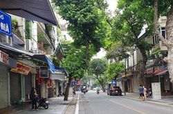 'Thủ phủ' đồ chơi trẻ em ở Hà Nội phủ bạt, vắng lặng trước Tết Trung thu