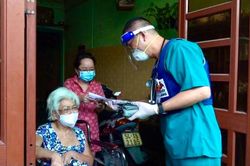 Con gái nghẹn ngào vì mẹ già được tiêm vaccine Covid miễn phí tận nhà