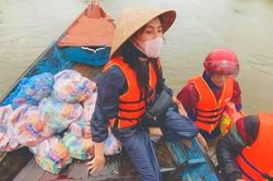 Phía Thủy Tiên lên tiếng về 10 chiếc thuyền máy cứu trợ lũ lụt: Chưa từng 'bỏ quên' mạnh thường quân