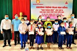 Trao 20 suất học bổng 'Ánh trăng rằm' cho học sinh nghèo hiếu học