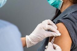 Tăng liều thuốc hạ sốt sau tiêm vaccine COVID-19 có làm tăng tác dụng?