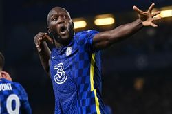 Lukaku ghi bàn ngang Ronaldo 'béo' tại Champions League