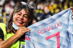 Ronaldo tặng áo cho nữ nhân viên bị anh sút trúng