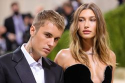 Vợ chồng Justin Bieber bị quấy rối ở thảm đỏ Met Gala