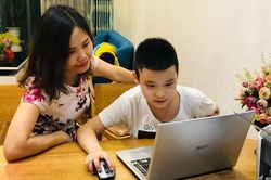 Học trực tuyến kéo dài, phụ huynh nỗ lực hỗ trợ con thích nghi