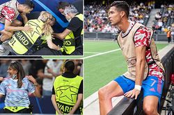 Ronaldo tặng áo đấu cho nữ nhân viên bị sút bóng trúng đầu