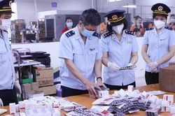 Núp bóng quà biếu tặng tuồn thuốc trị COVID-19 về Việt Nam: Lộ chi tiết bất thường