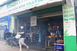 Quận 7 mở cửa sau chuỗi ngày đóng chặt, chủ quán thái thịt mỏi tay