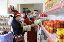 Khai trương cửa hàng bán và giới thiệu sản phẩm của các hợp tác xã