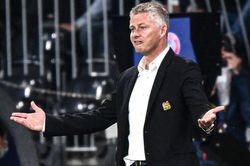 Man Utd thua sốc đội bóng yếu, HLV Solskjaer đổ lỗi cho vận may