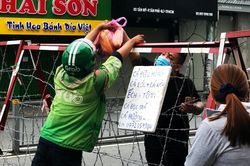 TP.HCM: Người dân quận 7 dè dặt ra đường trong ngày đầu thí điểm mở cửa trở lại
