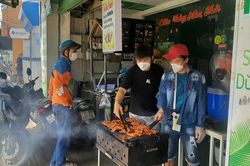 TP.HCM: Người dân quận 7 vui mừng trong ngày đầu thí điểm mở cửa trở lại
