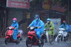 Người dân Hà Nội vật vã di chuyển trong cơn mưa tầm tã buổi sáng sớm