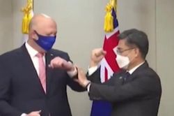 Khoảnh khắc thú vị: Bộ trưởng Quốc phòng Úc lúng túng vì quên cách cụng khuỷu tay để chào
