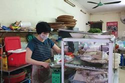 Hà Nội: Quán ăn gấp rút chuẩn bị trước giờ mở bán trở lại