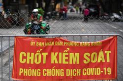 Xe cộ thưa thớt ngày đầu Hà Nội nới lỏng giãn cách