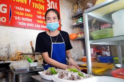 Hàng quán ở các địa bàn 'an toàn' của Hà Nội đón khách trở lại
