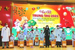 Phó Chủ tịch nước thăm, tặng quà bệnh nhi nhân dịp Tết Trung thu