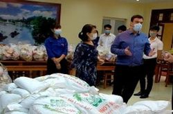 Những phần quà ý nghĩa từ Đại sứ quán Israel dành tặng người dân Hà Nội gặp khó khăn