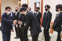 BTS tháp tùng Tổng thống Hàn Quốc đến Mỹ