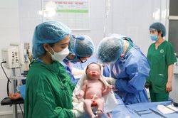 Chồng U70, vợ U60 đón con đầu lòng sau 30 năm hiếm muộn