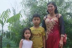 Bé gái nhờ chú họp phụ huynh hộ, cô giáo nhìn thấy chú liền lộ rõ biểu cảm 'có nằm mơ cũng không ngờ tới'