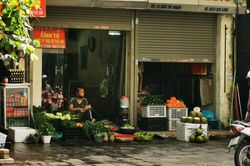 Hàng ăn uống tại nhiều quận ở Hà Nội bán mang về, người dân xếp hàng: 'Chờ gần tiếng rồi lại hết hàng'
