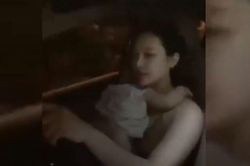 Người mẹ trẻ vừa ôm con ngủ, vừa lái ô tô bằng 1 tay rồi liên tục nhìn máy quay gây bức xúc