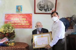 Bảo Lộc: Trao Huy hiệu Đảng đợt 2/9 cho 59 đảng viên