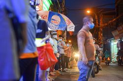 Hà Nội: Người dân xếp hàng cả giờ để được mua bánh trung thu