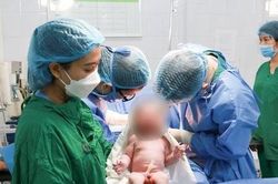 30 năm hiếm muộn đã có niềm vui ẵm con