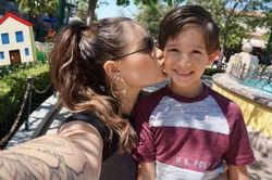 YouTuber bị chỉ trích vì ép con khóc trước máy quay
