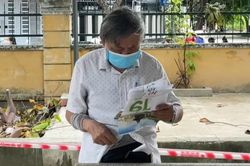 Cụ ông làm bài thơ dài 3 trang giấy tặng tình nguyện viên chống dịch
