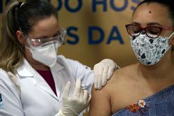 Brazil lật ngược làn sóng Covid-19 nhờ tăng độ phủ vaccine