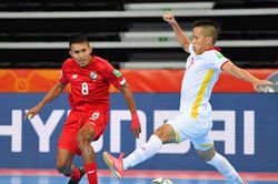 'Người hùng' futsal Việt Nam 'truyền lửa' cho quê nhà
