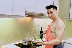 Việt Anh cởi trần nấu ăn nhưng khán giả lại chỉ chú ý đến sự bất thường của căn bếp
