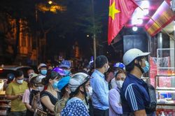 Bảo Phương 'nghỉ chơi', người dân vẫn 'rồng rắn' xếp hàng như chưa hề có dịch
