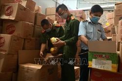 Điều tra số lượng lớn bánh kẹo, thực phẩm không rõ nguồn gốc
