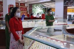 Nữ nhân viên tiệm vàng trộm 2.380 nhẫn vàng trong hơn 1 năm làm việc