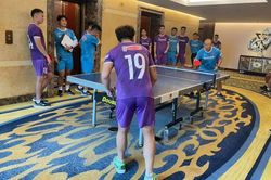 Thầy Park căng thẳng khi đấu bóng bàn với Quang Hải