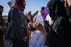 Taliban cấm nữ giới vào làm việc tại Bộ Phụ nữ