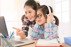 Bảo vệ thính lực cho trẻ khi học online