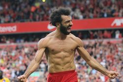 Liverpool chiếm ngôi đầu sau trận thắng 3-0