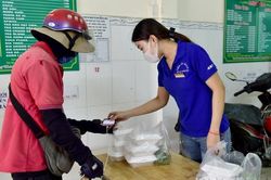 Quận 7, TP. HCM những ngày đầu thí điểm mở cửa: 'Khách chưa đông nhưng có đồng ra, đồng vào là vui rồi'