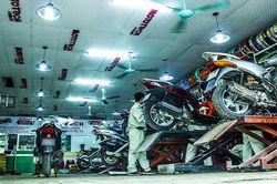 Nhiều người mang xe đi sửa khi Hà Nội nới lỏng giãn cách