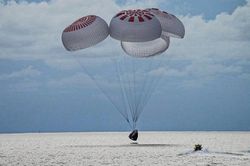 Cú đáp lịch sử của tàu vũ trụ SpaceX chở 4 phi hành gia không chuyên