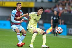 Hậu vệ Nhật Bản thoát cảnh bị bỉ bôi ở Arsenal