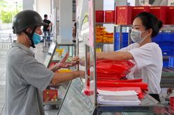 Mở điểm bán hàng lưu động phục vụ người dân mua bánh trung thu