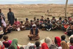 Thầy giáo Afghanistan tiếp tục dạy học bất chấp nguy hiểm